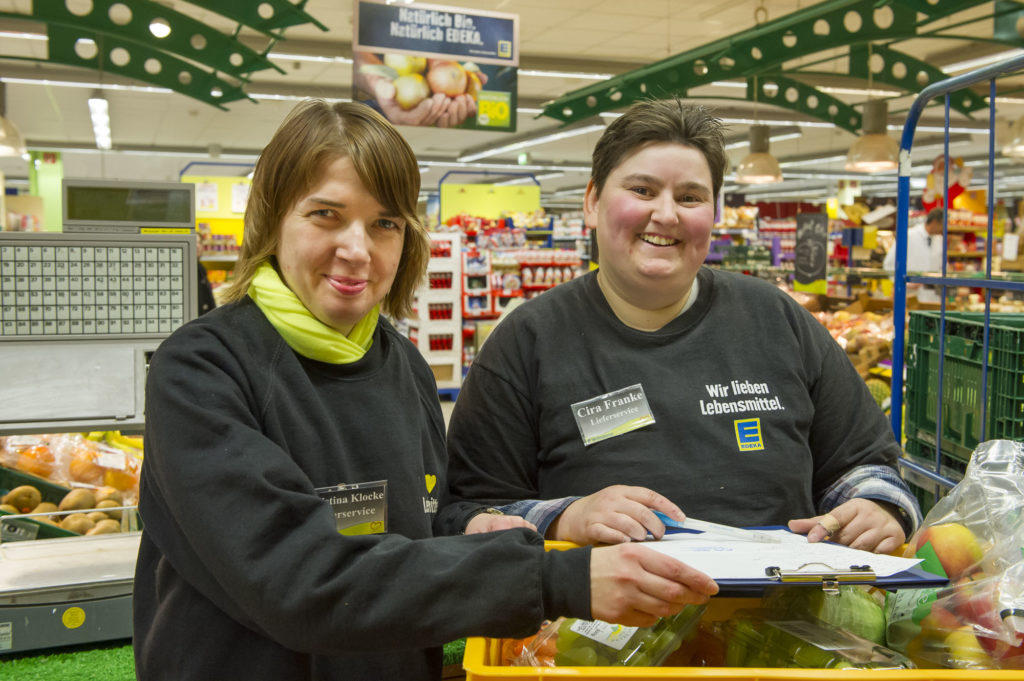 Die Einkäuferinnen Christa Klocke und Cira Franke im Supermarkt.