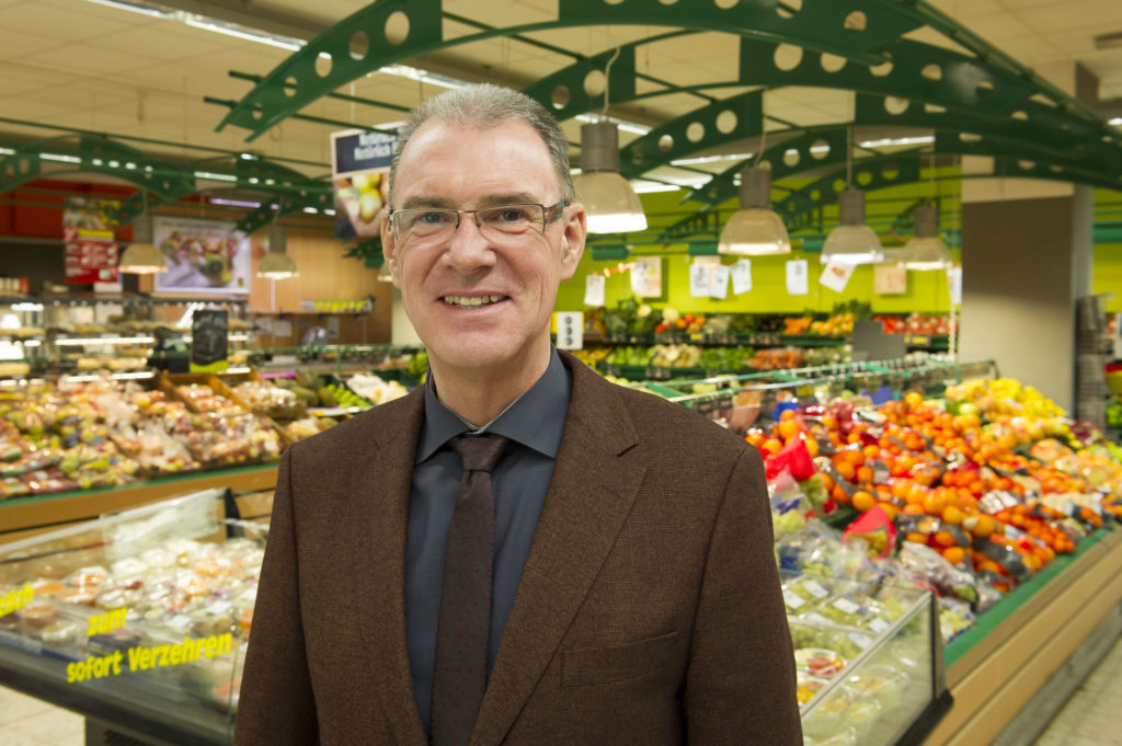 Geschäftsführer Wilhelm Bischoff in der Gemüseabteilung des Supermarktes.