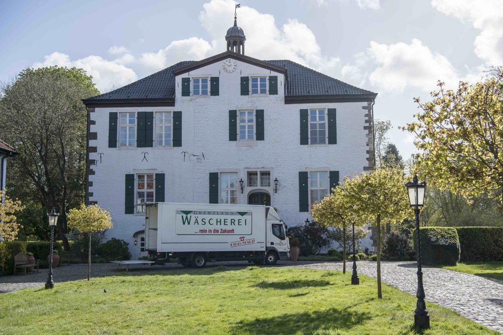 Ein LKW der Grenzland Wäscherei vor dem Gebäude der Schlossklinik Pröbsting