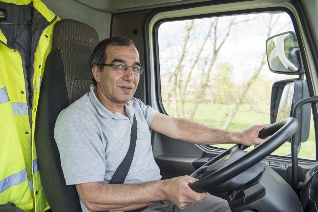 Ali Cütcü auf dem Fahrersitz eines LKW