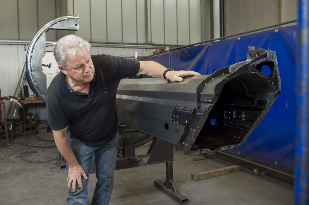 Günter Bruns prüft ein fertig gearbeitetes Metallteil