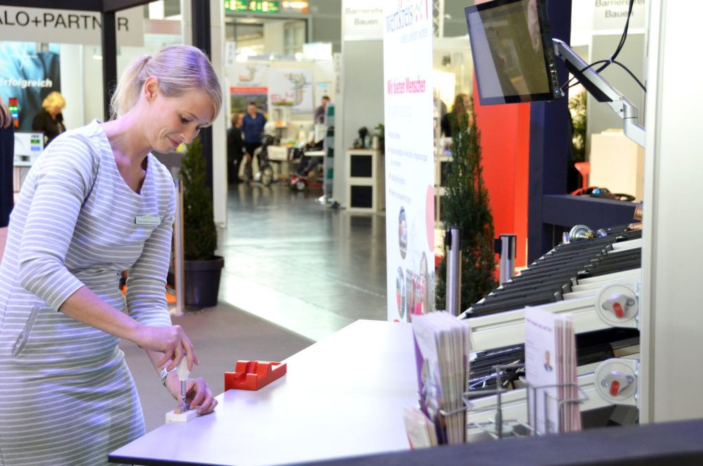 Anja Große-Coosmann schraubt am Werktisch gerade zwei Teile zusammen.