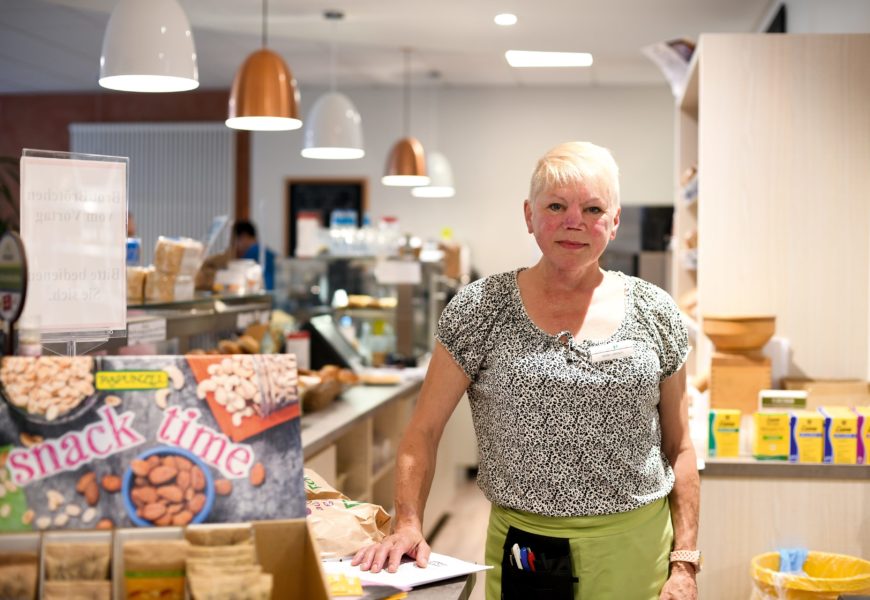 Helen Jarosch an einer Verkaufstheke im Bioladen Lippstadt.