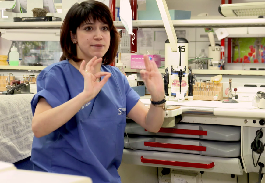 Eine Zahntechnikerin im Dentallabor