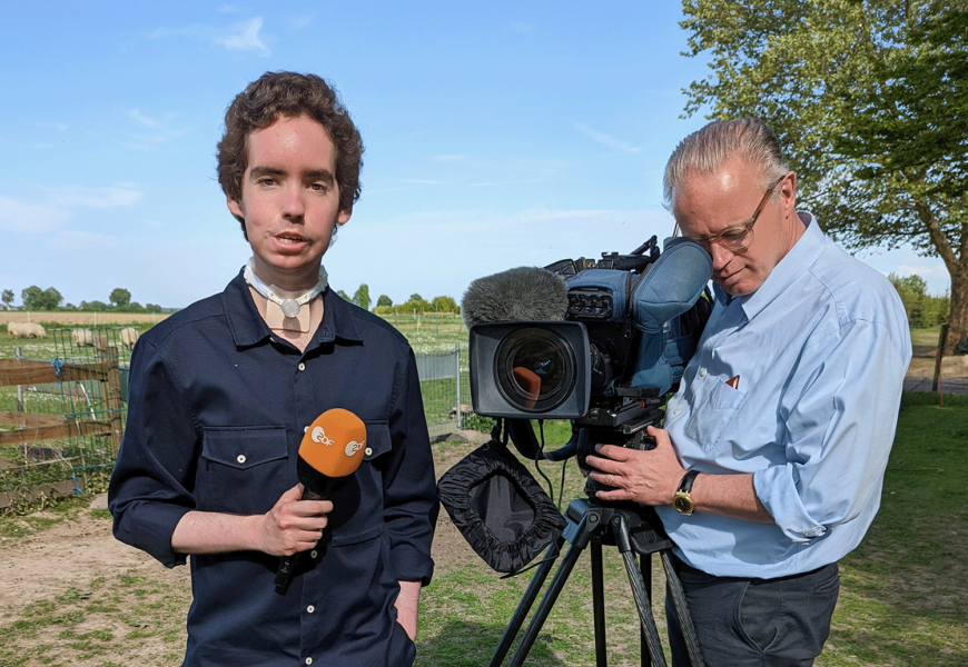 Hugo Schmidt mit ZDF-Mikrofon
