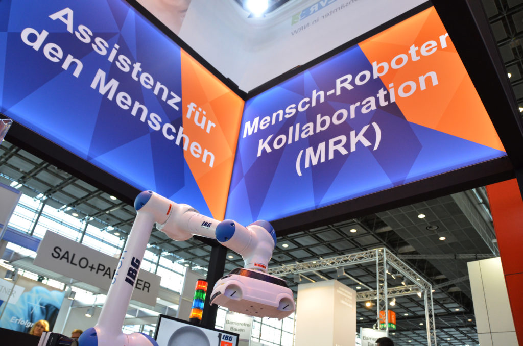 Der IBG-Roboter in einer Messehalle der RehaCare