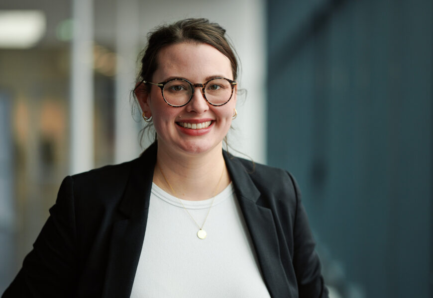 Julia Wedderkopf vin der Handwerkskammer Münster in weißem Shirt und dunklem Blazer