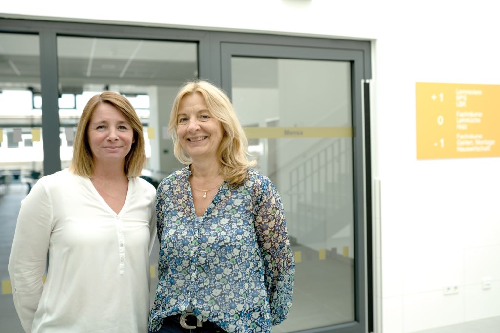 Simone Luther und Monika Zimmermann nebeneinander vor der Kantine.