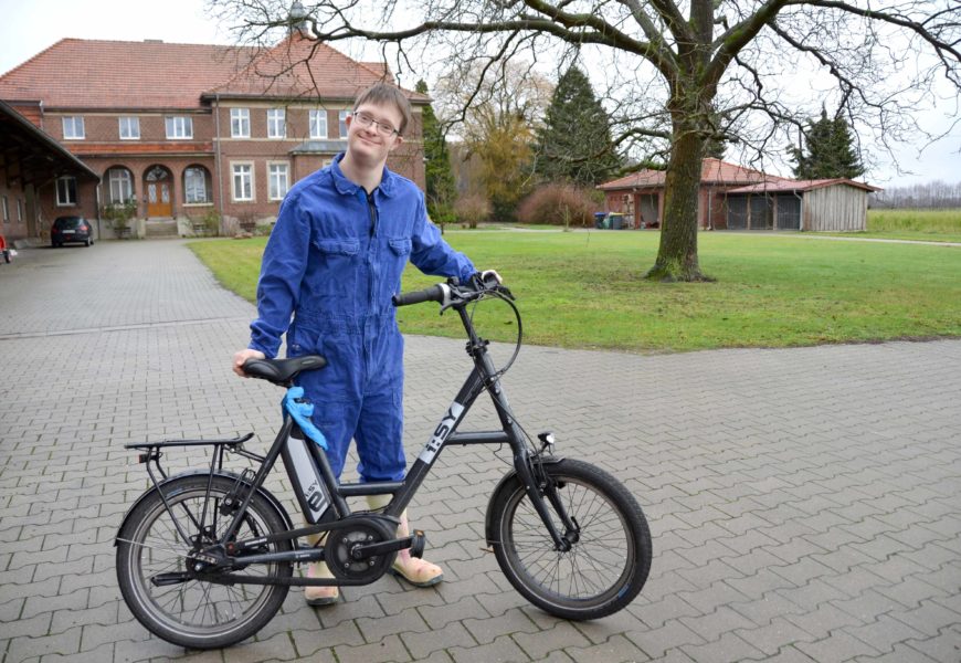 Tobias Koddebusch mit seinem Fahrrad auf dem Hof