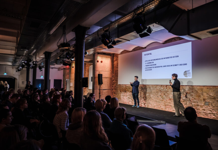Blick auf die Bühne bei der inklusiv gestalteten Abschlussveranstaltung der Digital Imagination Challenge 2018