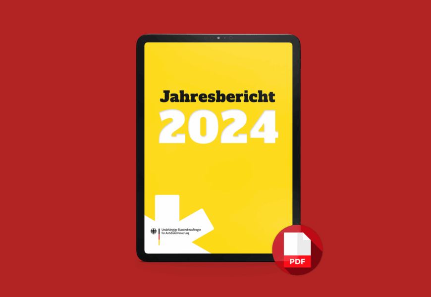 Ein Tablet zeigt das gelbe Titelblatt des Jahresberichts 2024 der Antidiskriminierungsstelle des Bundes