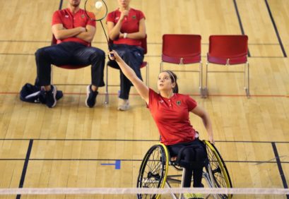 Valeska Knoblauch spielt Para-Badminton in einer Sporthalle.