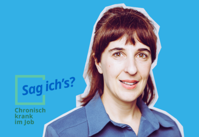 Porträtfoto von Veronika Chakraverty auf blauem Hintergrund, daneben das Logo von "Sag ich's?"