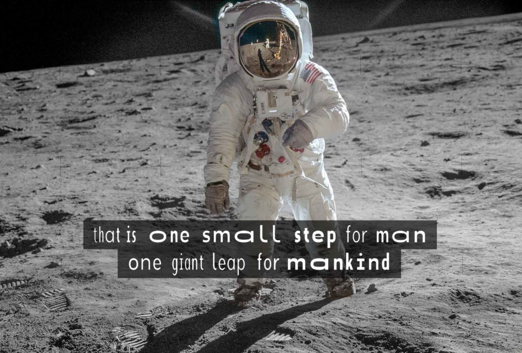 Das Foto zeigt den Astronauten Neil Armstrong auf dem Mond. Darunter ist in WaveFont-Untertiteln der Halbsatz "...that is one small step for man, one fiant leap for mankind" dargestellt.