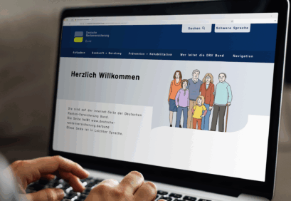 Website der Deutschen Rentenversicherung in Leichter Sprache, mit Begrüßungstext und einer Illustration mehrerer Personen.