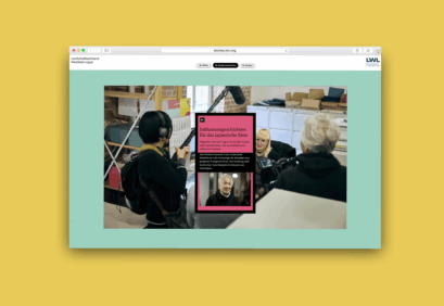 Website; Person mit Kopfhörern und Mikrofon filmt in eine Gruppe Menschen in Raum; Textblock mit Überschrift 'Inklusionsgeschichten für das japanische Kino'