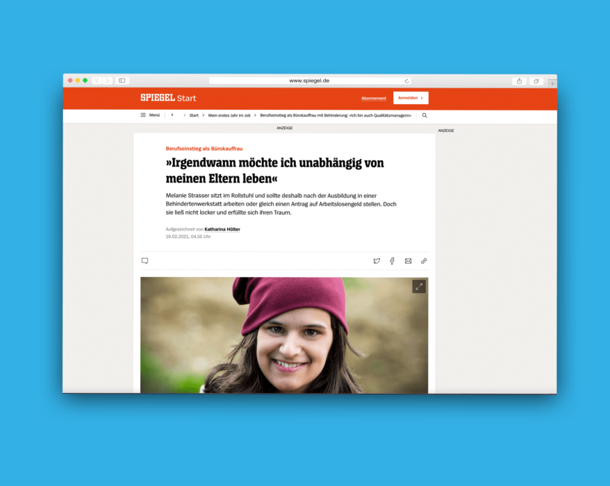 Blau hinterlegtes Bildschirmfoto des Artikel auf Spiegel Online: Überschrift des Artikels, darunter ein Bild von Melanie Strässer