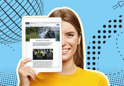 Eine Frau mit gelbem Pullover hält ein Tablet vor ihr Gesicht, auf dem die Webseite des Digitalmagazins Arbeit:inklusiv! mit Fotos von Menschen und Text zu sehen ist, vor blauem Hintergrund mit schwarzen grafischen Mustern.