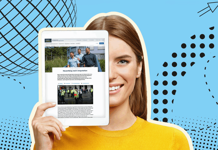 Eine Frau mit gelbem Pullover hält ein Tablet vor ihr Gesicht, auf dem die Webseite des Digitalmagazins Arbeit:inklusiv! mit Fotos von Menschen und Text zu sehen ist, vor blauem Hintergrund mit schwarzen grafischen Mustern.
