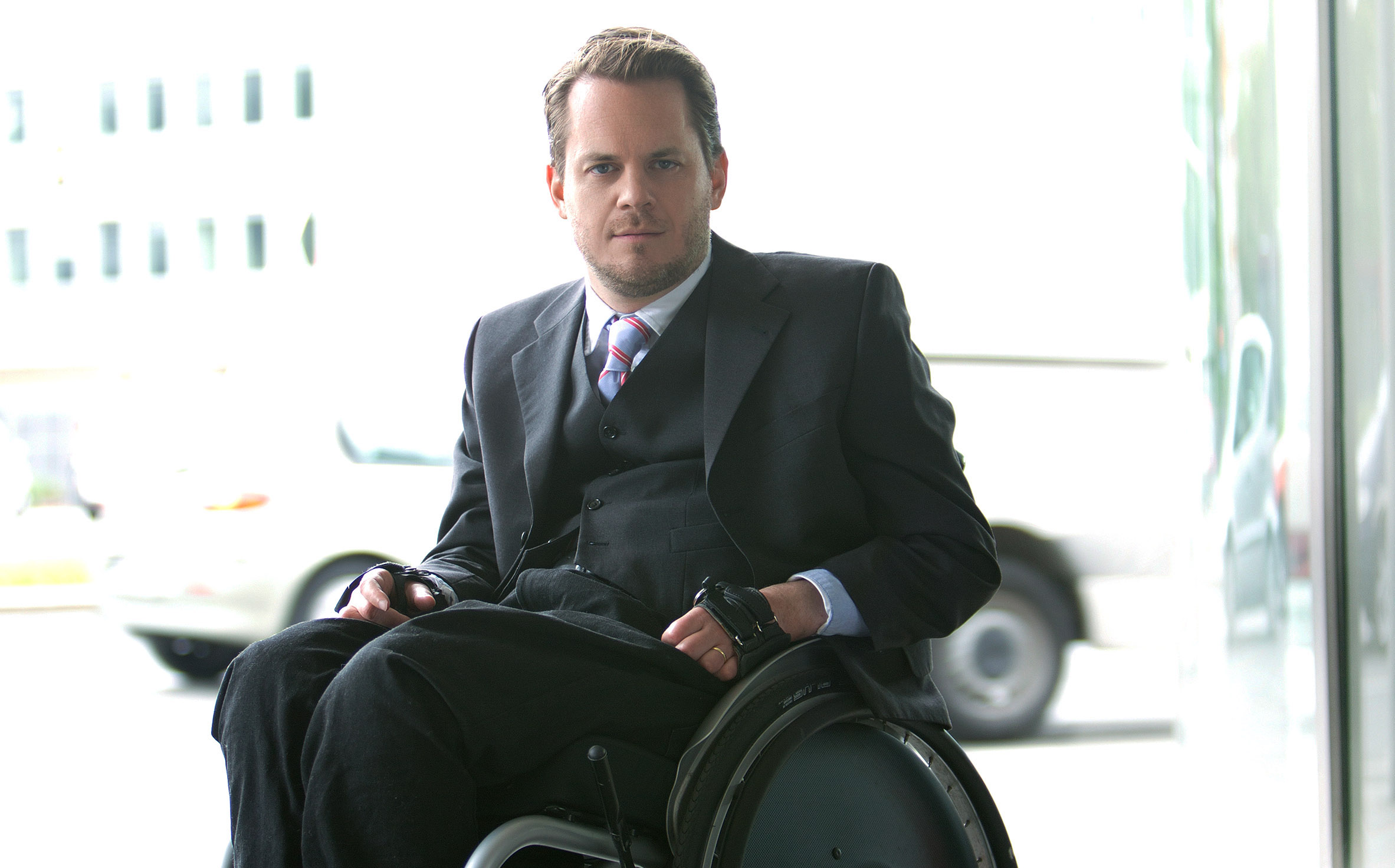 Der Unternehmenberater Gregor Demblin, der selbst eine Behinderung hat und deshalb mit Rollstuhl unterwegs ist. oto: Udo Titz